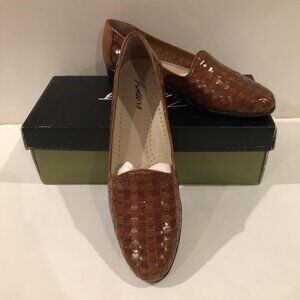 TROTTERS Liz Loafer - Womens